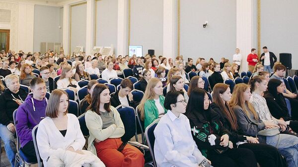 Волонтеры во время обучения для участия в выставке-форуме Россия