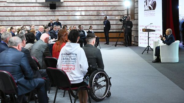 Президент Владимир Путин  во время встречи с членами Общественной палаты нового состава в Центральном музее Великой Отечественной войны в Москве