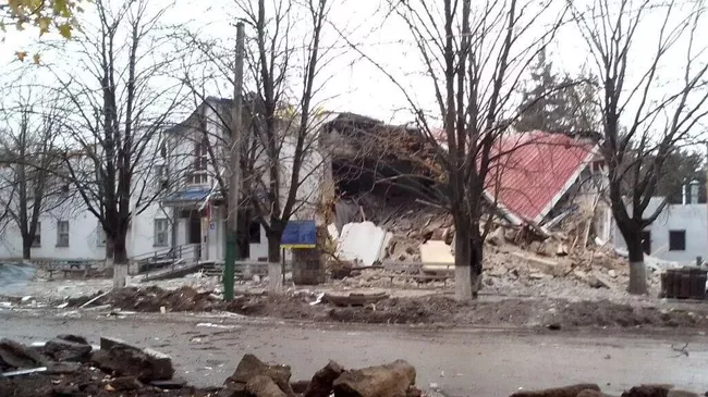 Последствие обстрела ракетами здания Cоциального фонда и службы занятости в Чаплинке, Херсонская область