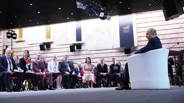 Президент РФ Владимир Путин во время встречи с членами Общественной палаты РФ