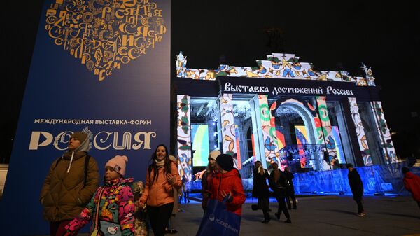 Световая инсталляция главной арки на ВДНХ перед открытием Международной выставки-форума Россия
