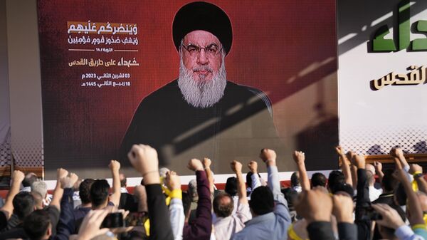 Люди смотрят выступление главы ливанской Хезболлы Хасана Насруллы в Бейруте