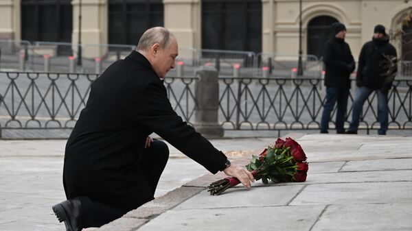 Путин на церемонии возложения цветов к памятнику Минину и Пожарскому