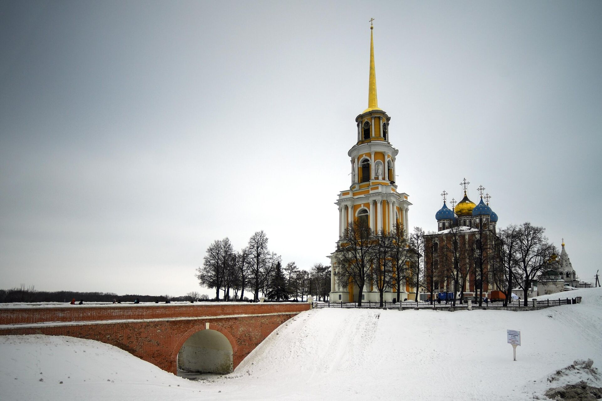 Глебов мост и колокольня Успенского собора Спасо-Преображенского мужского монастыря города Рязани - РИА Новости, 1920, 04.11.2023