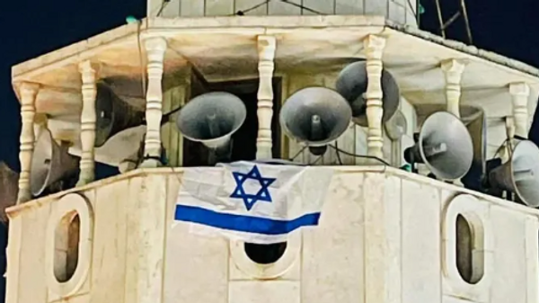 Израильский флаг установлен на мечети в лагере беженцев Аль-Фаввар на Западном берегу
