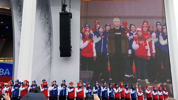 Shaman и хор Движения первых поют гимн на выставке Россия
