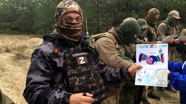 Дошкольники из Энергодара передают российским бойцам рисунки в честь Дня народного единства