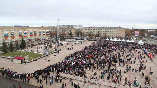 Открытие стелы Город трудовой доблести в Каменске-Уральском в Свердловской области в День народного единства