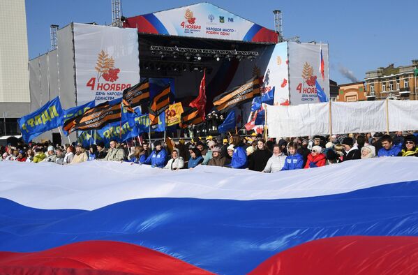 Участники празднования Дня народного единства на Центральной площади Владивостока