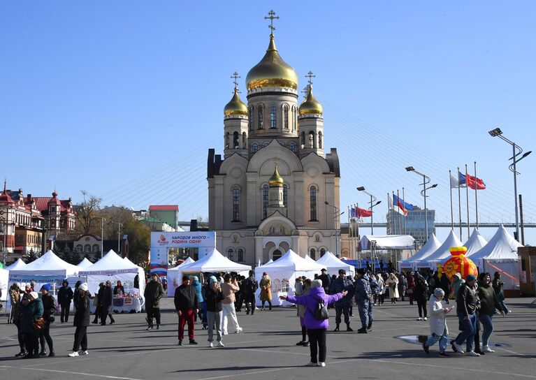 Участники празднования Дня народного единства на Центральной площади Владивостока