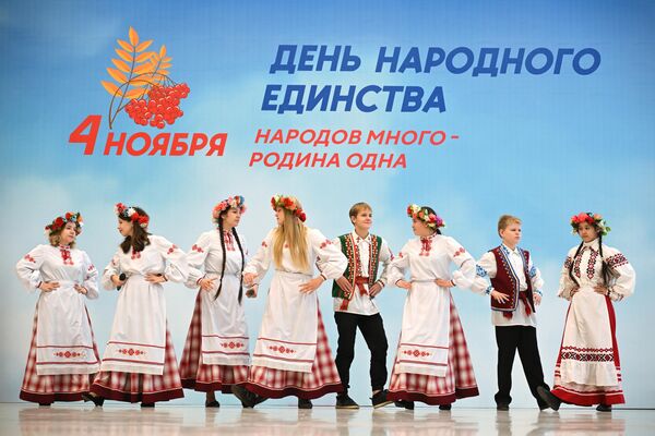 Участники празднования Дня народного единства в Государственном концертном зале имени А.М. Каца. в Новосибирске