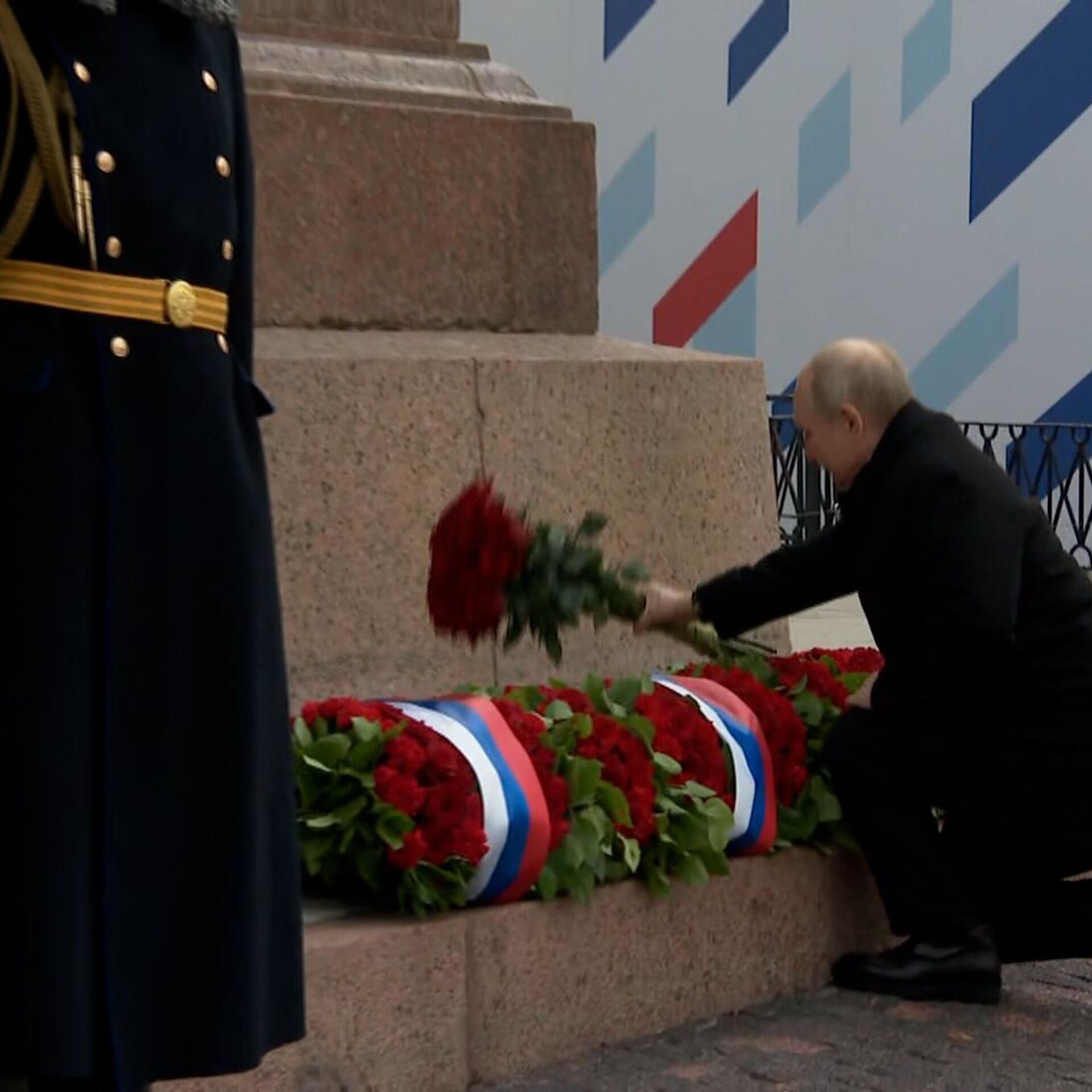 Путин возложил цветы к памятнику Минину и Пожарскому - РИА Новости, 04. ...