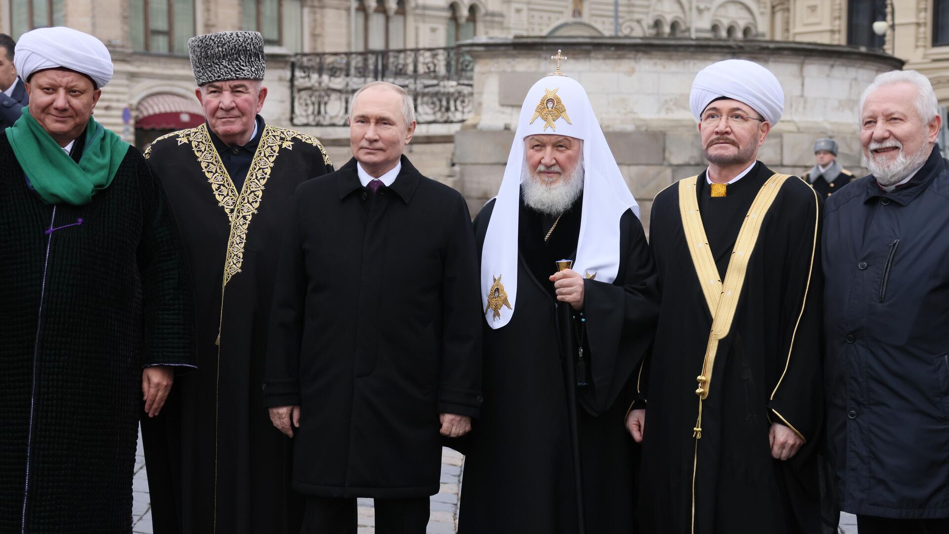 Президент РФ Владимир Путин и главы религиозных конфессий фотографируются после церемонии возложения цветов к памятнику Кузьме Минину и Дмитрию Пожарскому на Красной площади - РИА Новости, 1920, 04.11.2023