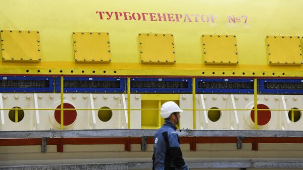 Рабочий в машинном зале энергоблока №4 с реактором БН-800 на Белоярской атомной электростанции имени И.В. Курчатова