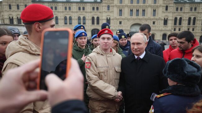 Президент РФ Владимир Путин фотографируется с волонтерами, участниками поисковых движений и детьми погибших героев специальной военной операции (СВО) после церемонии возложения цветов к памятнику Кузьме Минину и Дмитрию Пожарскому на Красной площади в День народного единства