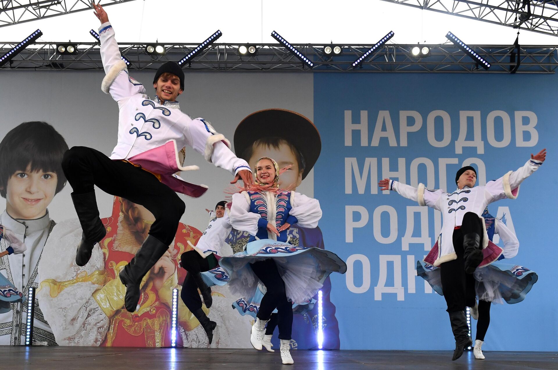 Артисты народного хореографического ансамбля Молодость Енисея выступают на митинге-концерте Моя Родина - Россия! в рамках празднования Дня народного единства на Театральной площади Красноярска - РИА Новости, 1920, 30.10.2025