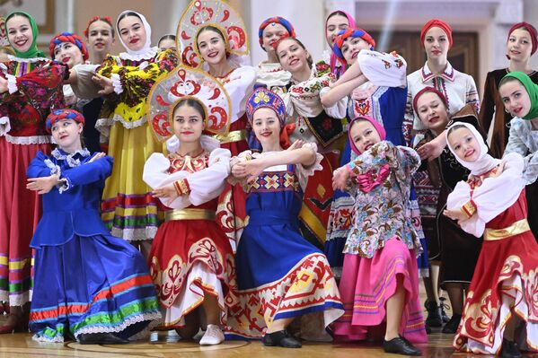 Участницы акции В кругу СВОих в Луганске, посвященной празднованию Дню народного единства