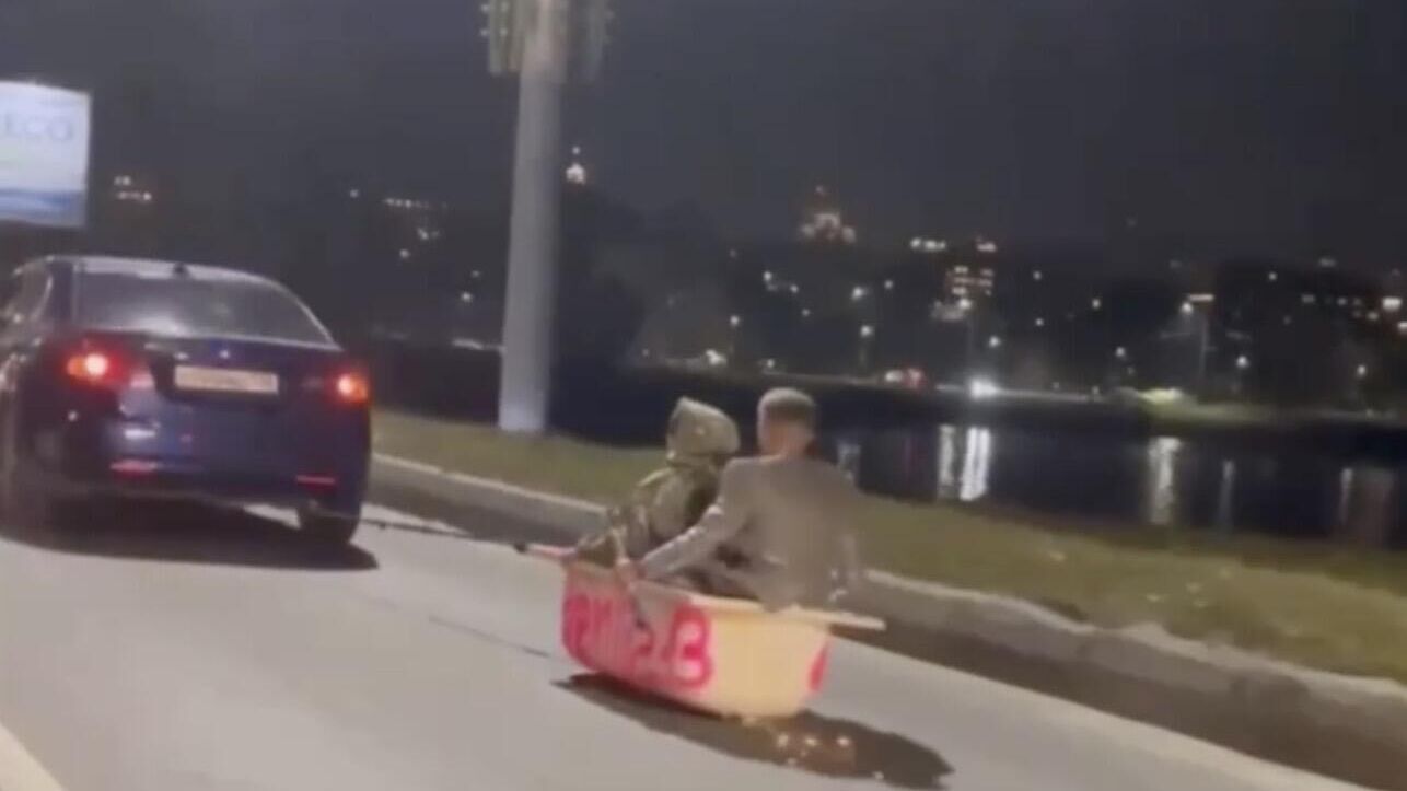 Два человека катались по дорогам Воронежа в прикреплённой к машине ванне и запускали салюты. Кадр видео - РИА Новости, 1920, 04.11.2023