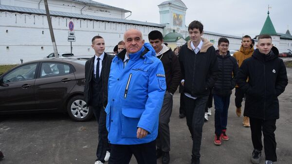 Губернатор Костромской области Сергей Ситников в День народного единства провел экскурсию для школьников