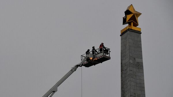 Демонтаж звезды на стеле в честь 60-летия Победы над нацистской Германией в Киеве
