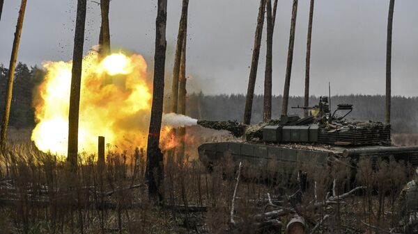 Танк Т-80 ВС России на огневой позиции