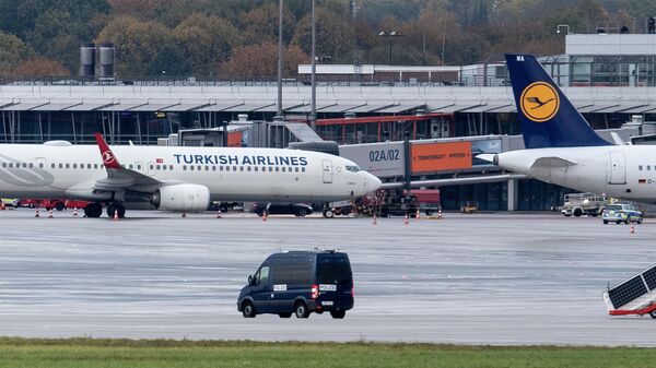 Полиция на территории аэропорта Гамбурга, где вооруженный мужчина припарковал автомобиль под самолетом турецкой авиакомпании 