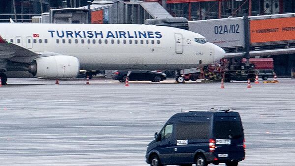 Полиция на территории аэропорта Гамбурга, где вооруженный мужчина припарковал автомобиль под самолетом турецкой авиакомпании