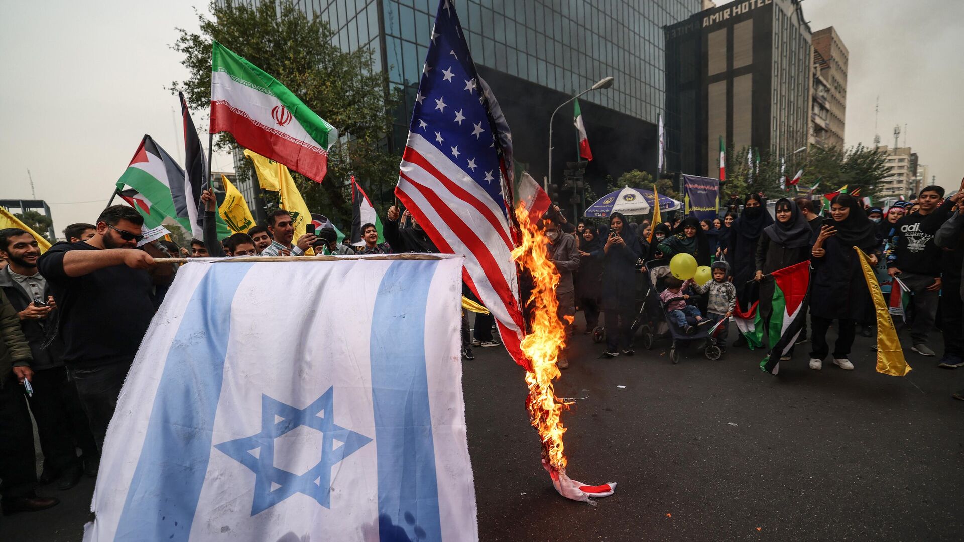Участники акции в поддержку Палестины жгут флаги США и Израиля в Тегеране - РИА Новости, 1920, 05.11.2023