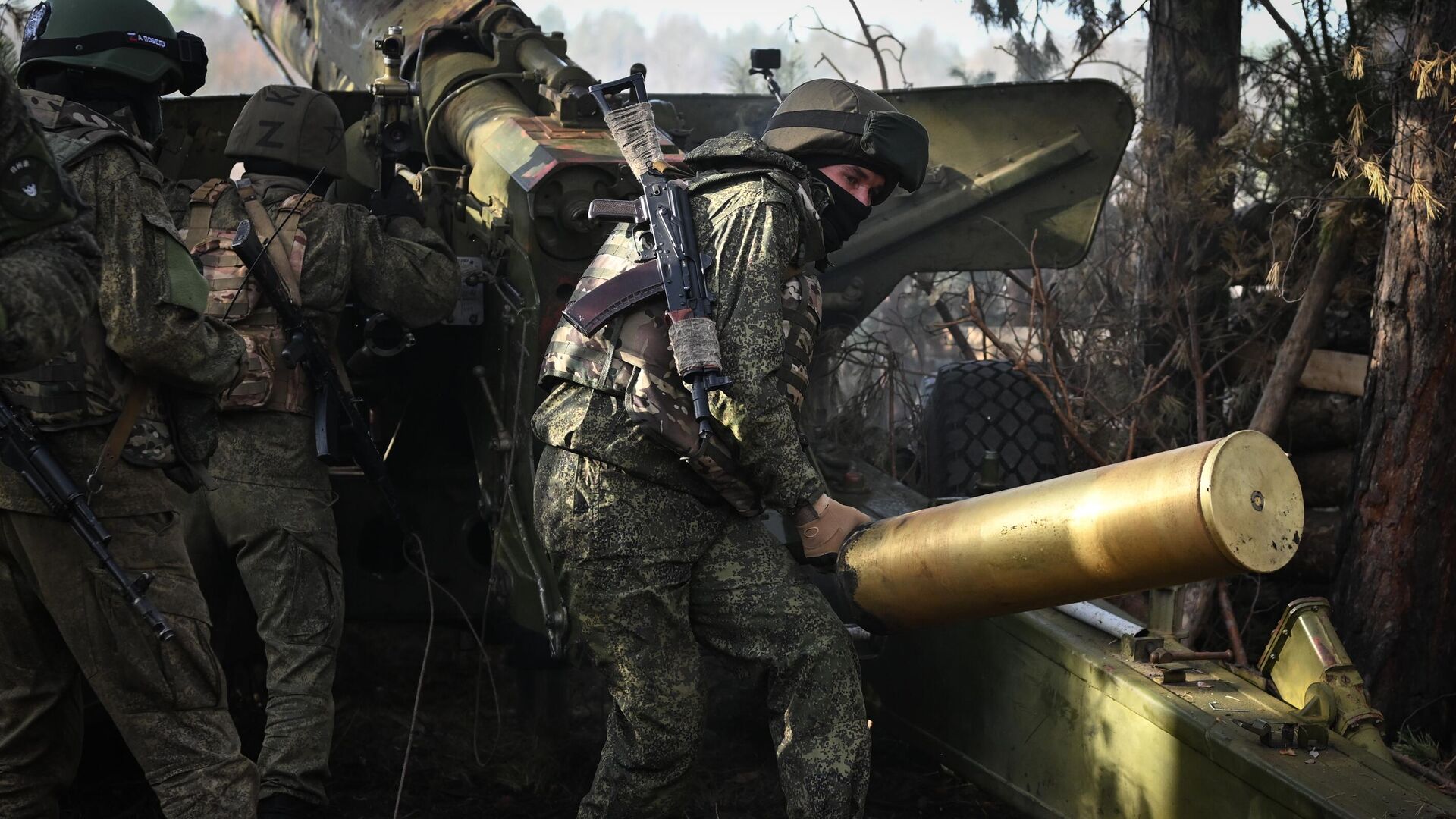 Военнослужащий ВС России несет гильзу от 152-мм пушки 2А3б Гиацинт-Б 0