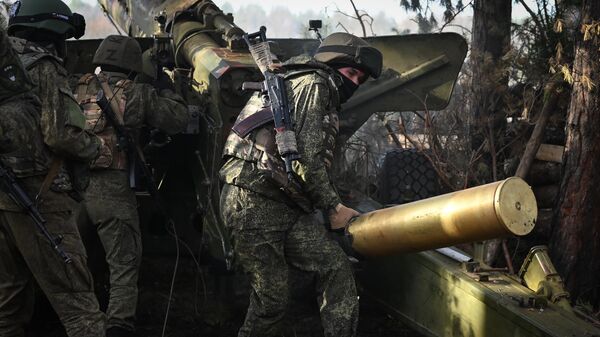 Военнослужащий ВС России несет гильзу от 152-мм пушки 2А3б Гиацинт-Б