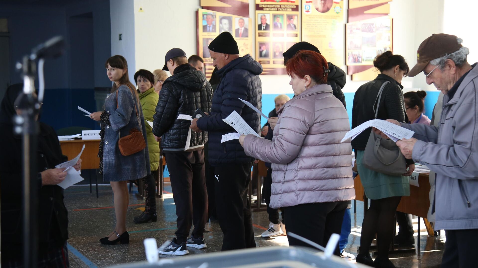 Люди во время голосования на всеобщих выборах в Молдавии - РИА Новости, 1920, 06.11.2023