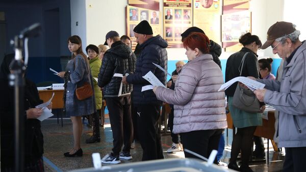 Люди во время голосования на всеобщих выборах в Молдавии