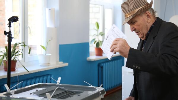 Мужчина во время голосования на всеобщих выборах в Молдавии. 5 ноября 2023