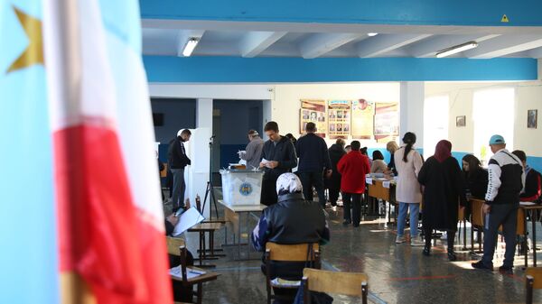 Люди во время голосования на всеобщих выборах в Молдавии