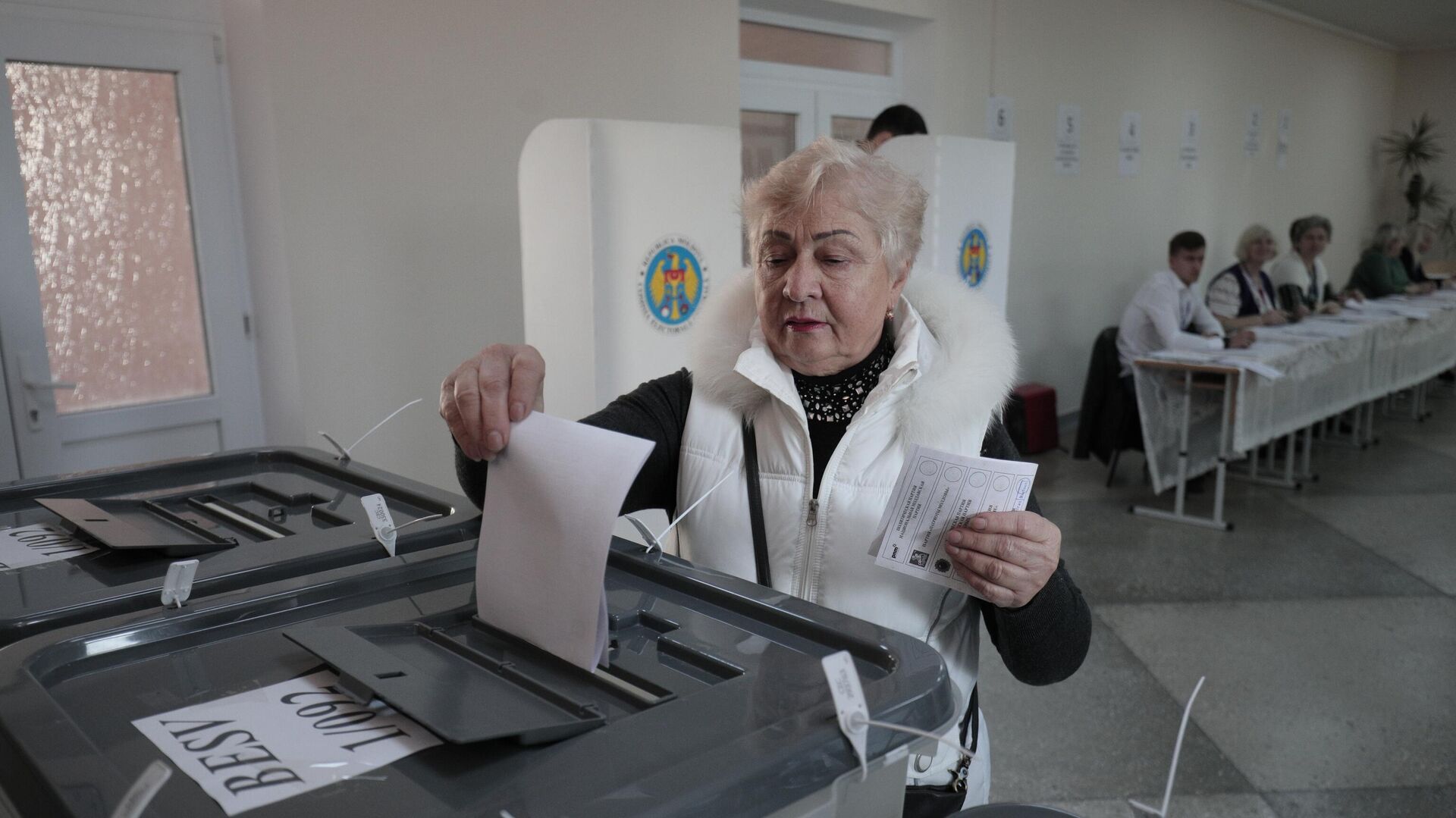 Женщина во время голосования на всеобщих выборах в Молдавии. 5 ноября 2023 - РИА Новости, 1920, 05.11.2023
