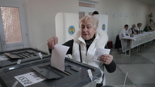 Женщина во время голосования на всеобщих выборах в Молдавии. 5 ноября 2023