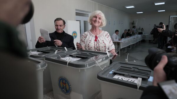 Люди голосуют на всеобщих выборах в Молдавии. 5 ноября 2023