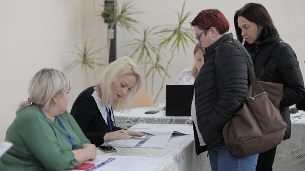 Местные жители на избирательном участке во время всеобщих выборов в Молдавии