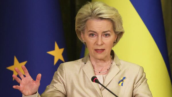 Председатель Европейской комиссии Урсула фон дер Ляйен выступает на пресс-конференции во время визита в Киев