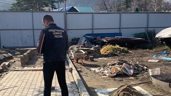 Сотрудник СК РФ на месте происшествия, где в результате взрыва во время работ по найму погиб иностранный гражданин в пригороде Владивостока