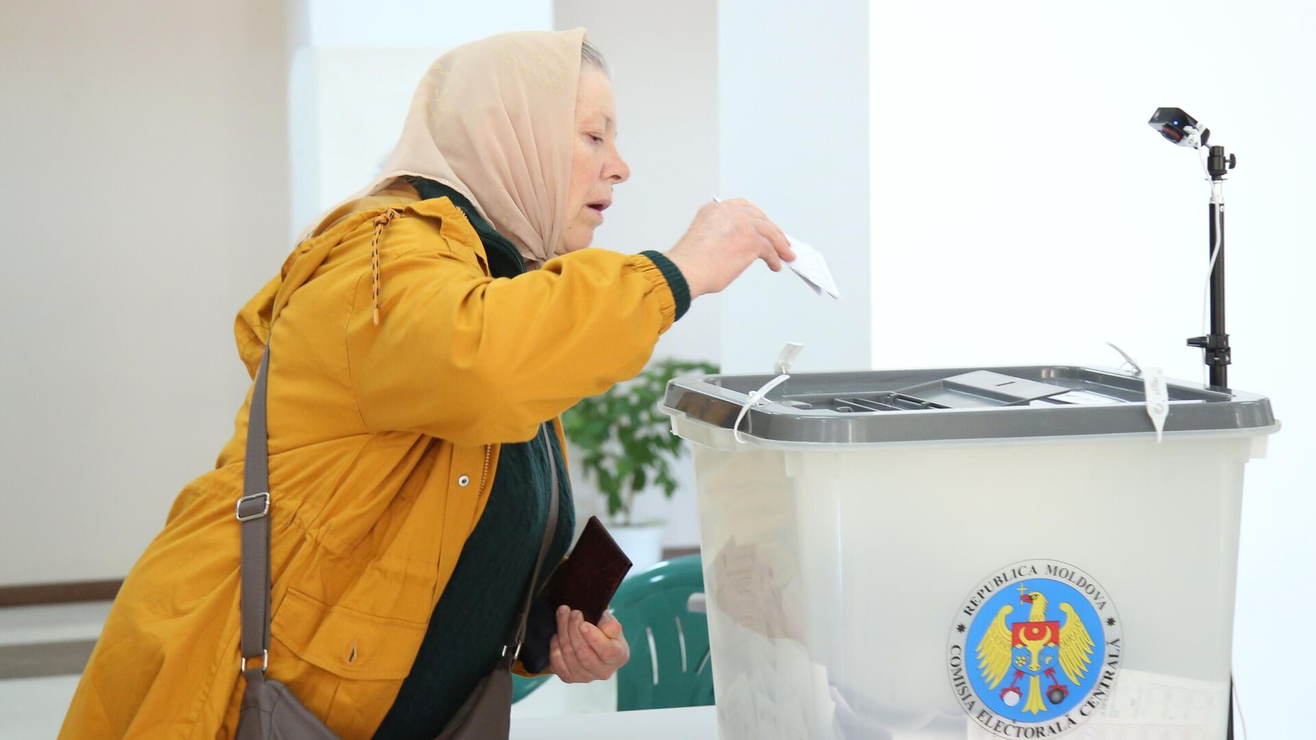 Женщина голосует на избирательном участке в городе Комрат. 5 ноября 2023 - РИА Новости, 1920, 06.11.2023
