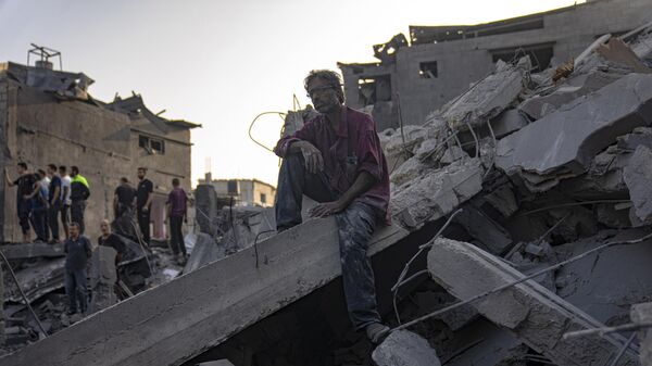 Поиск выживших после израильской бомбардировки в секторе Газа