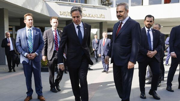 Госсекретарь США Энтони Блинкен и министр иностранных дел Турции Хакан Фидан  во время встречи в Анкаре