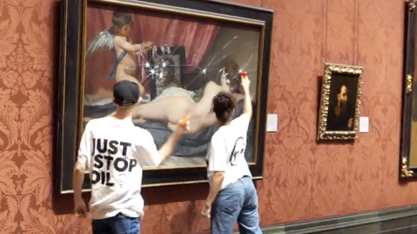 Активисты экологического движения Just Stop Oil разбивают молотками стекло картины Диего Веласкеса Венера с зеркалом в Лондонской национальной галерее. 6 ноября 2023
