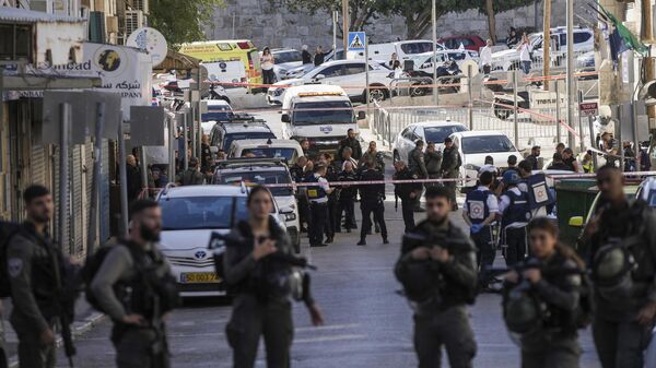 Израильская полиция на месте происшествия, где палестинец напал с ножом на патруль пограничной полиции и насмерть ранил 20-летнюю девушку-полицейского в Старом городе Иерусалима. 6 ноября 2023