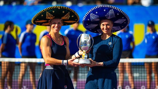 Теннисистки Вера Звонарева (справа) и Лаура Зигемунд празднуют победу на итоговом турнире
