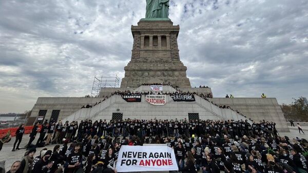 Активисты организации Jewish voice for peace возле статуи Свободы в Нью-Йорке