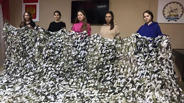Студенты-медики из башкирского Бирска плетут маскировочные сети для бойцов на передовой