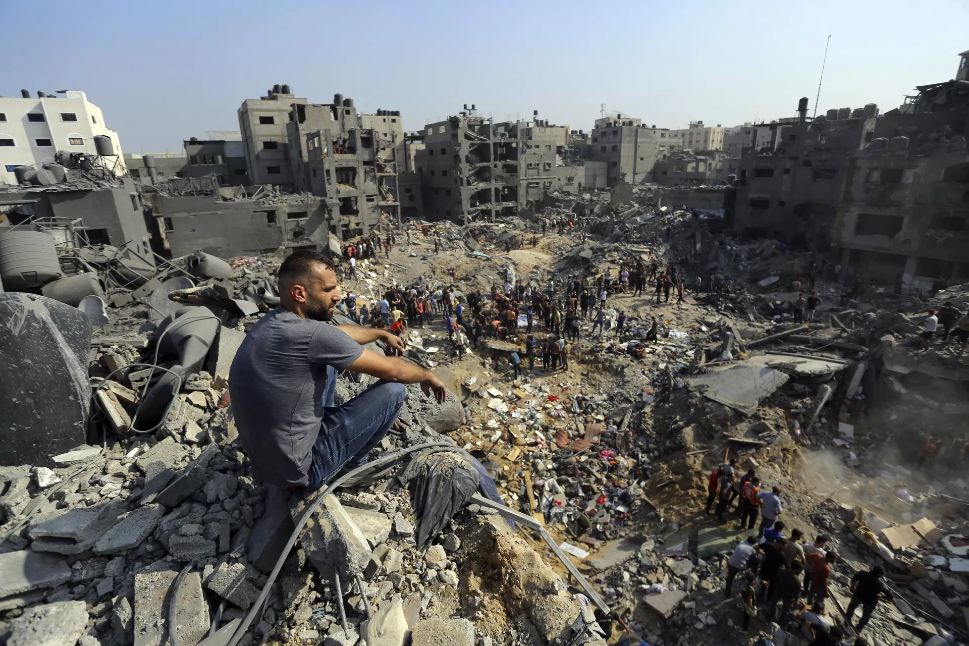 Ένας άντρας κάθεται στα ερείπια κτιρίων που καταστράφηκαν μετά από ισραηλινή αεροπορική επιδρομή στον προσφυγικό καταυλισμό Jabaliya στα βόρεια της Λωρίδας της Γάζας - RIA Novosti, 1920, 13/12/2023