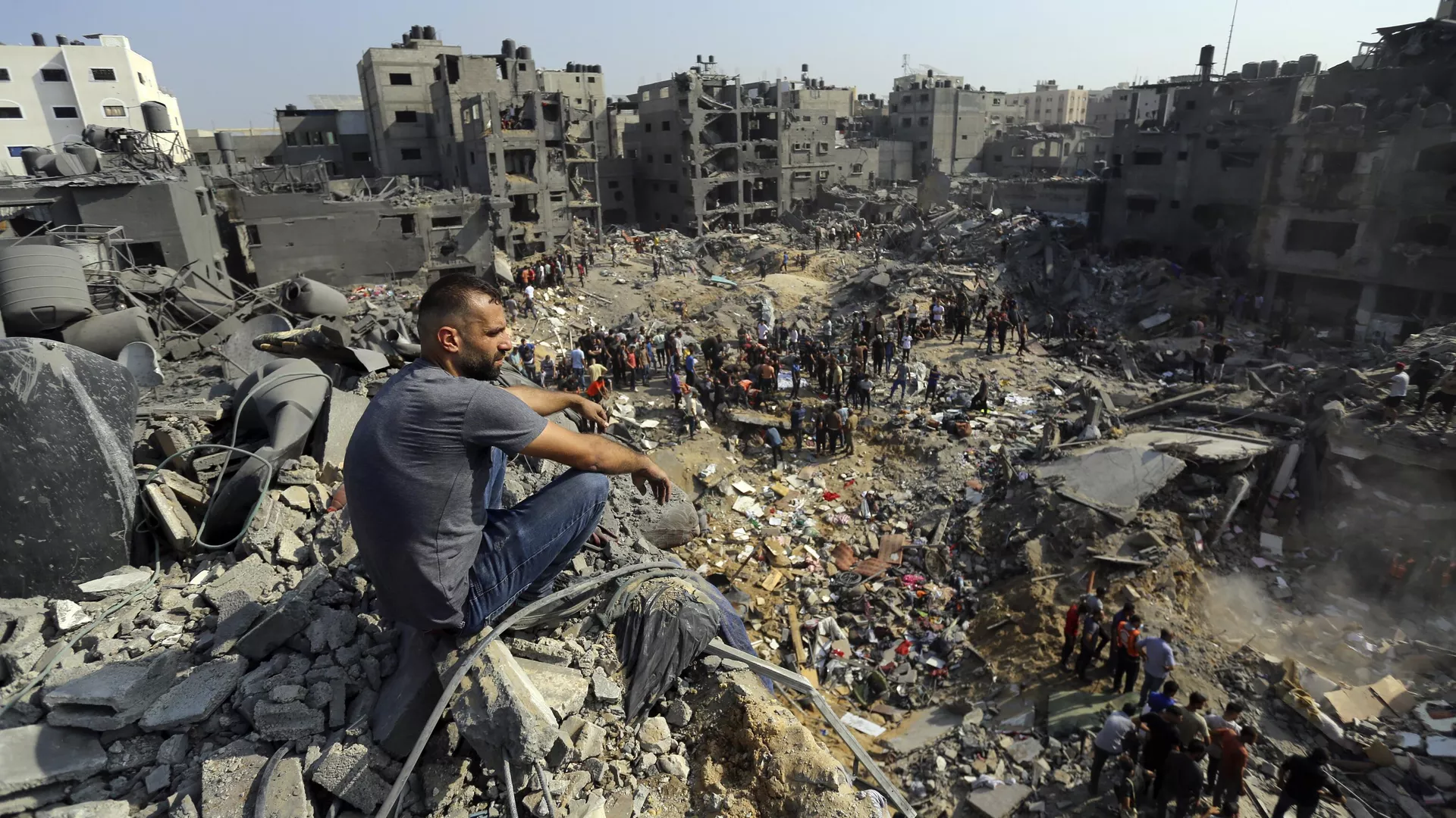 Мужчина сидит на обломках разрушенных после израильского авиаудара зданий в лагере беженцев Джабалия на севере сектора Газа - РИА Новости, 1920, 10.11.2023